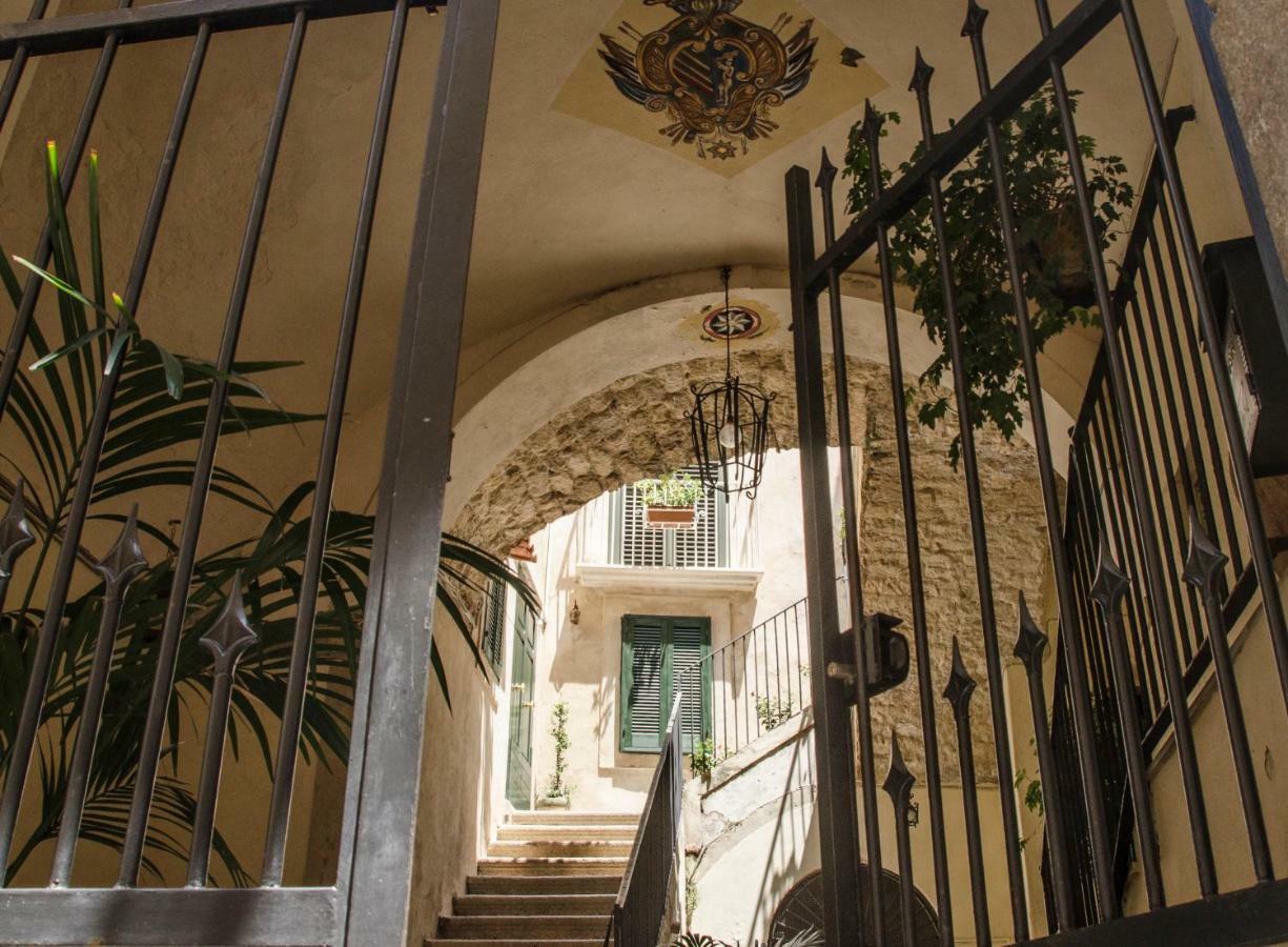 Апартаменты La Casina Nel Centro Тропея Экстерьер фото